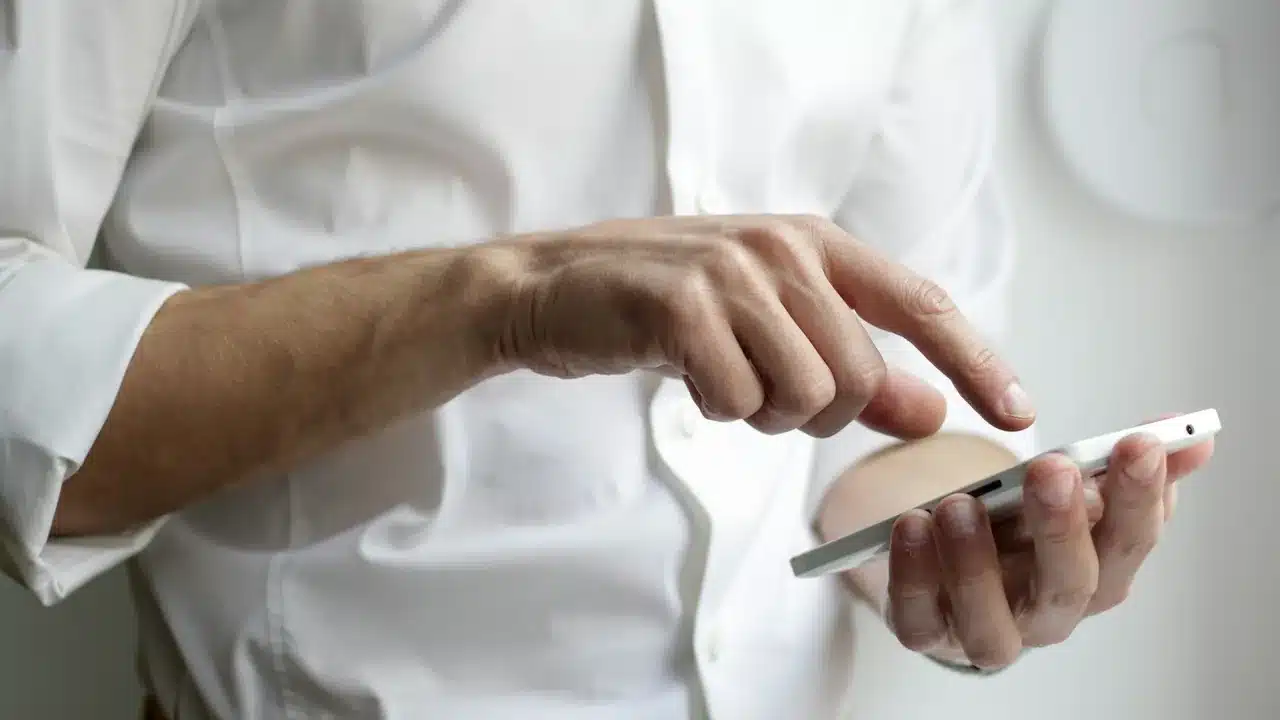 Collaborateur qui suit un module de formation sur son smartphone