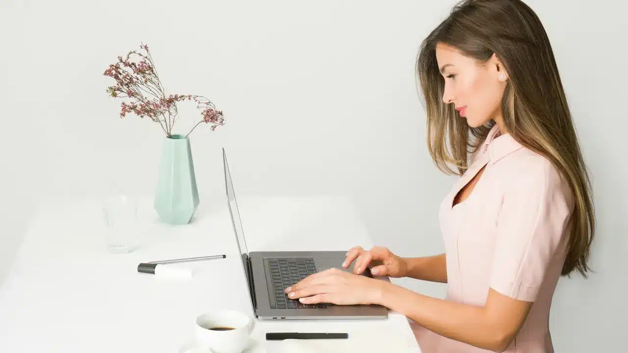 Assistante virtuelle travaillant à distance sur un ordinateur portable